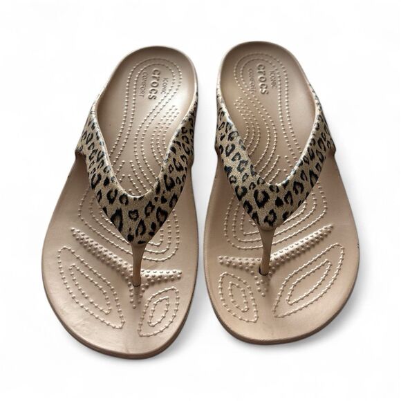Crocs Women’s Leopard Print Flip Flop Sandals Size 8 Comfort Casual Beach - Picture 1 of 3